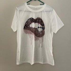 Women’s or juniors white graphic T shirt with leopard lips size extra large